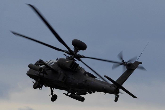 Cảm biến nhìn đêm dành cho phi công AH-64D là PNVS AN/AAQ-11, với thành phần quan trọng là một camera hồng ngoại. PNVS chuyển động theo đầu của phi công với một góc ±90 độ theo chiều ngang và 20/-45 độ theo chiều lên xuống.